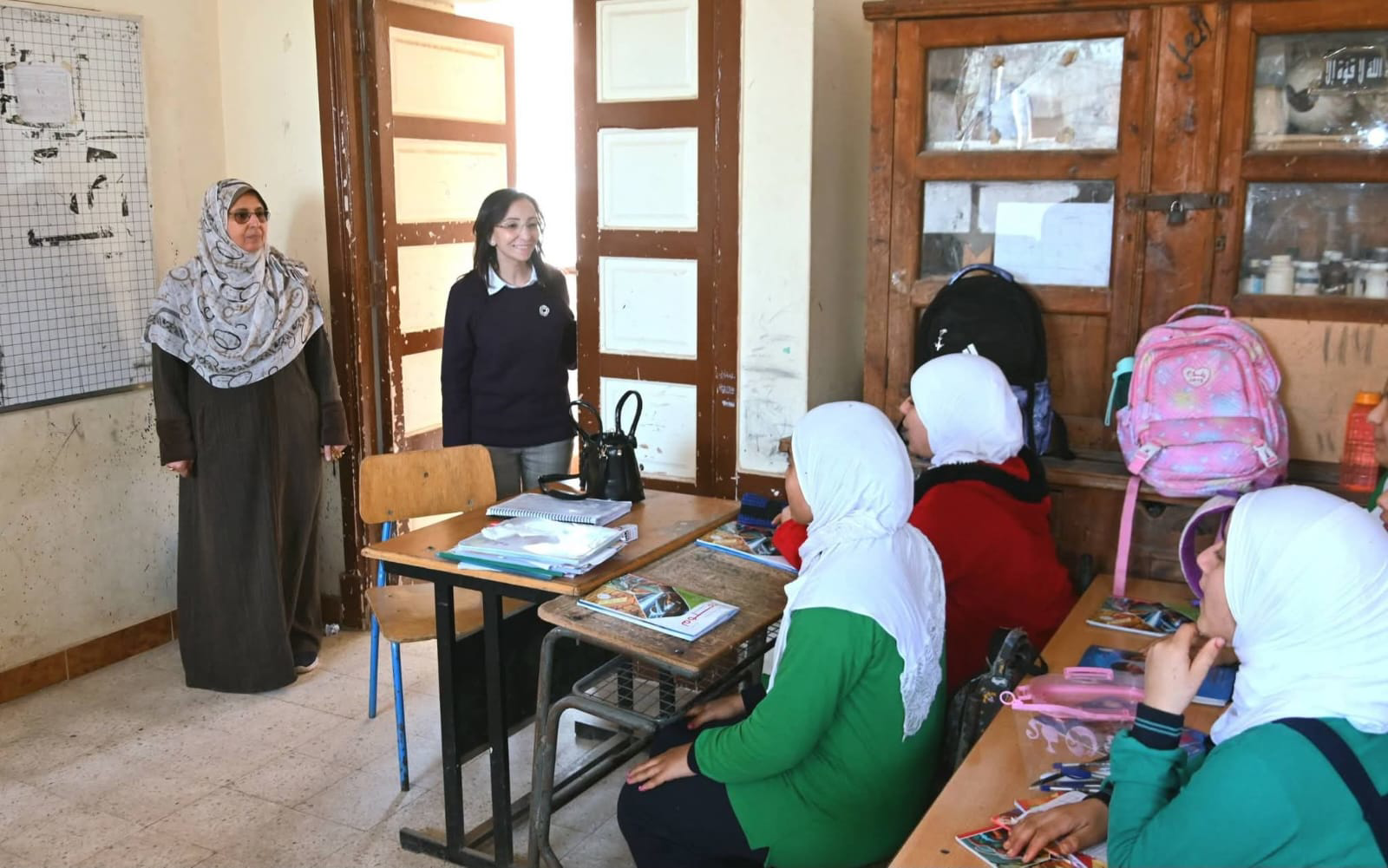 محافظ البحيرة تفاجئ مدرسة يوسف كمال الإعدادية بشبراخيت وتشيد بانضباط الدراسة